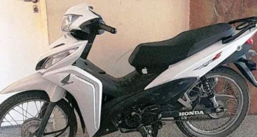La Policía detuvo a un sujeto que robó un celular y una motocicleta