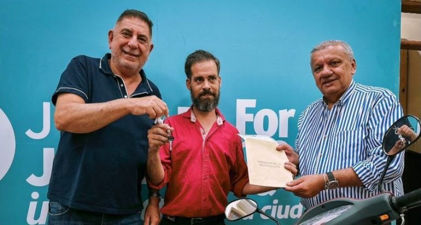 El intendente Jofré hizo entrega de una moto a mozo ganador de un sorteo