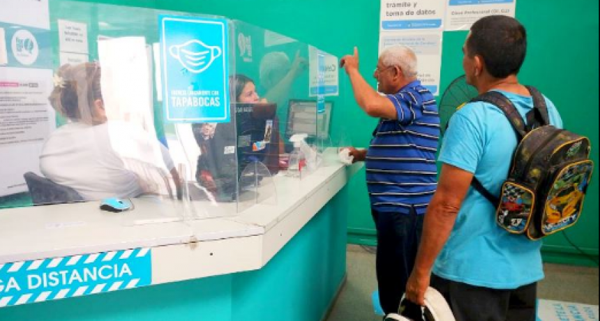 La Dirección de Tránsito continúa tramitando licencias de conducir durante la mañana
