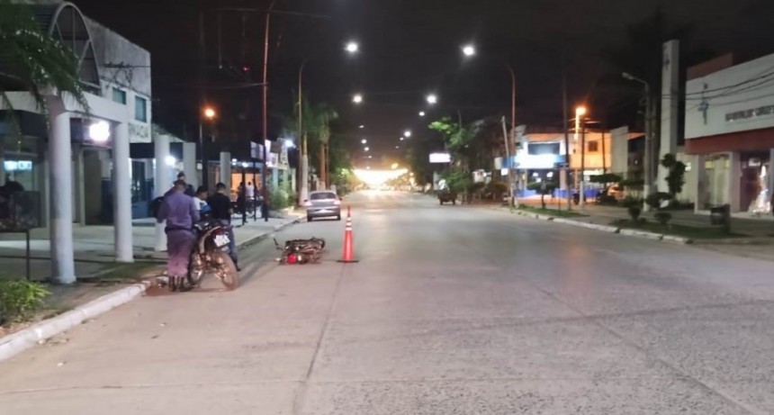 Un motociclista colisionó un poste y luego falleció en el hospital Evita