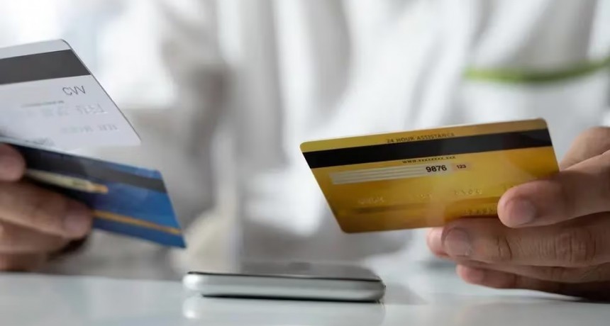 Se sugiere a los titulares de tarjetas de créditos pagar la totalida de las deudas