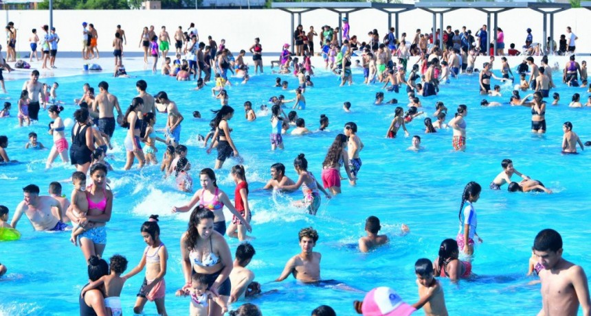 Cinco mil personas disfrutaron del Parque Acuático en el primer domingo de la temporada de verano 2024