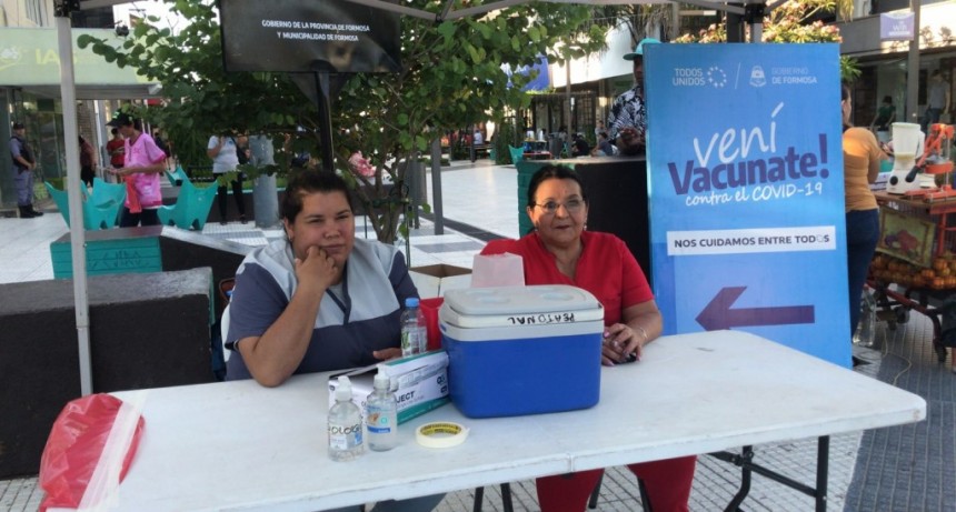 Aplican refuerzos de vacunas contra el COVID-19 en la plaza San Martín y en el Paseo Peatonal