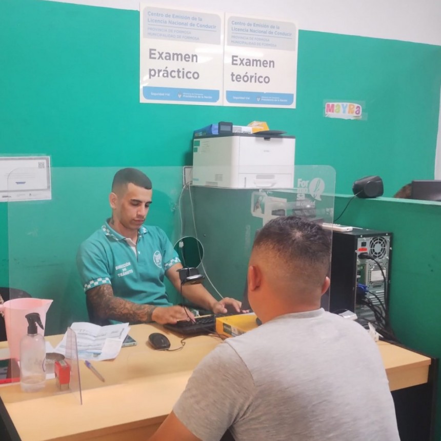 La Dirección de Tránsito continúa tramitando licencias de conducir durante la mañana