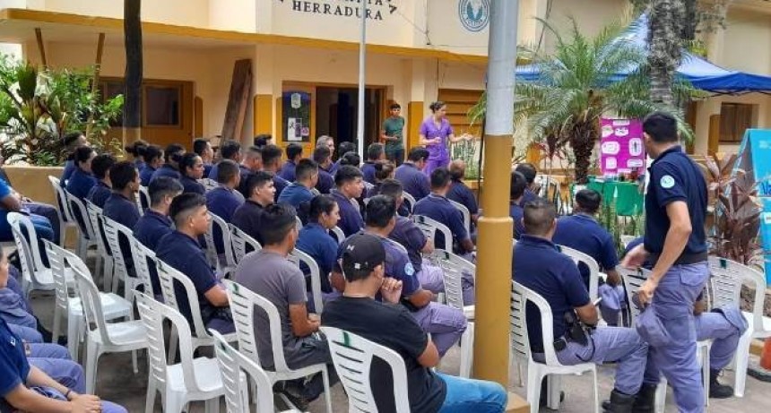 Charla de prevención del dengue y aplicación de refuerzos de vacunas COVID en la comisaría de Herradura