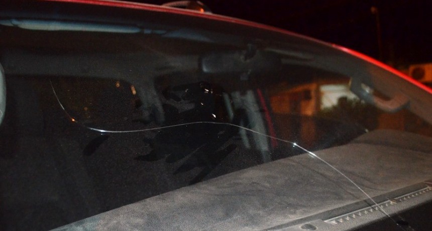 Un sujeto daño una camioneta, atacó a los policías con un cuchillo y terminó detenido