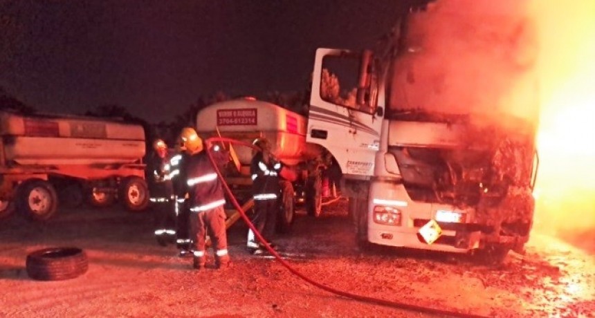 Incendio y explosión en el predio de una estación de servicios dejo una persona con lesiones graves