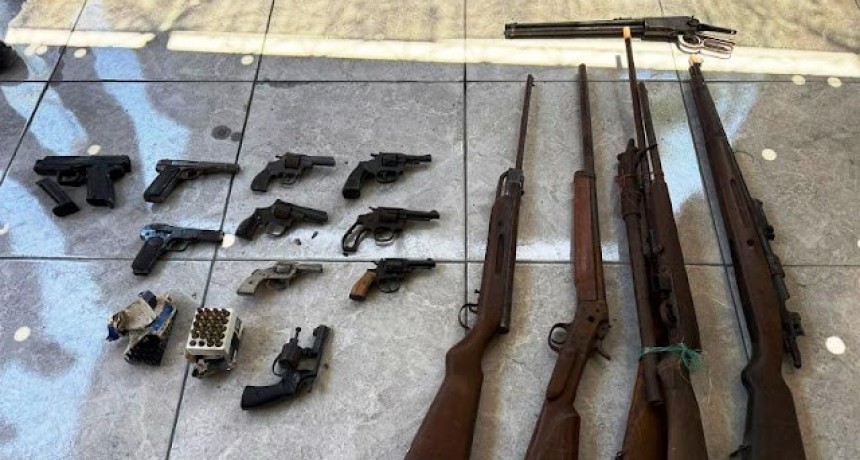 Incautaron gran cantidad de armas de fuego y detuvieron a un sujeto