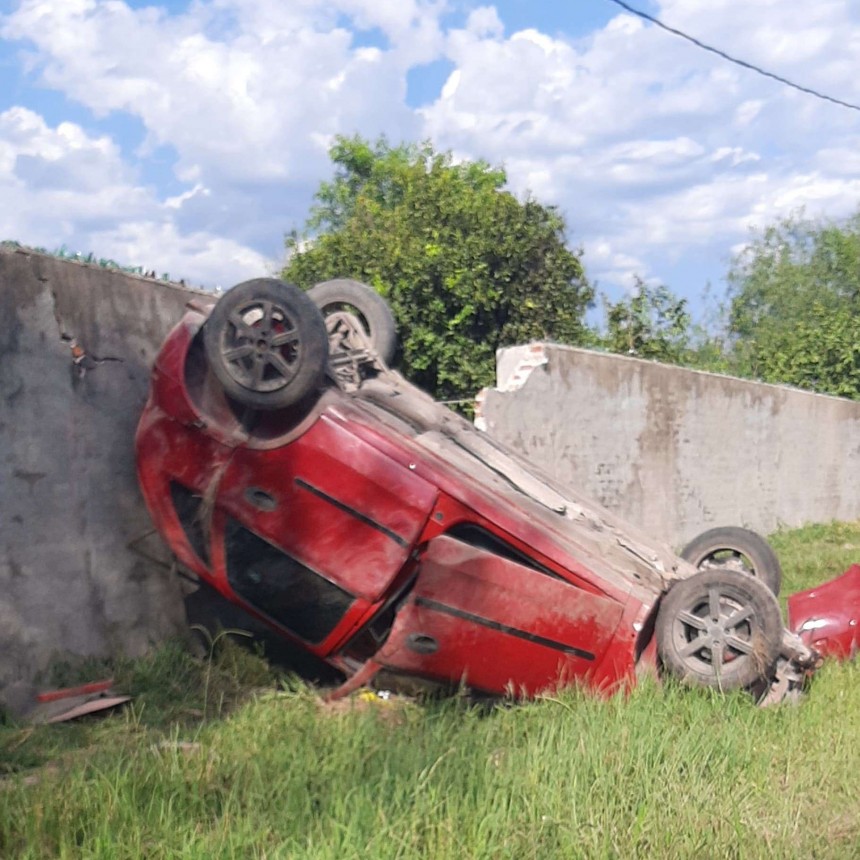 Conductor alcoholizado atropelló una muralla con su automóvil