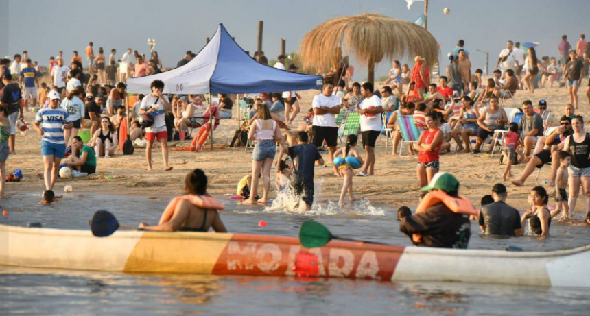 UNA MULTITUD RECIBIÓ EL 2025 A PURO FESTEJO EN EL PARQUE ARENAS