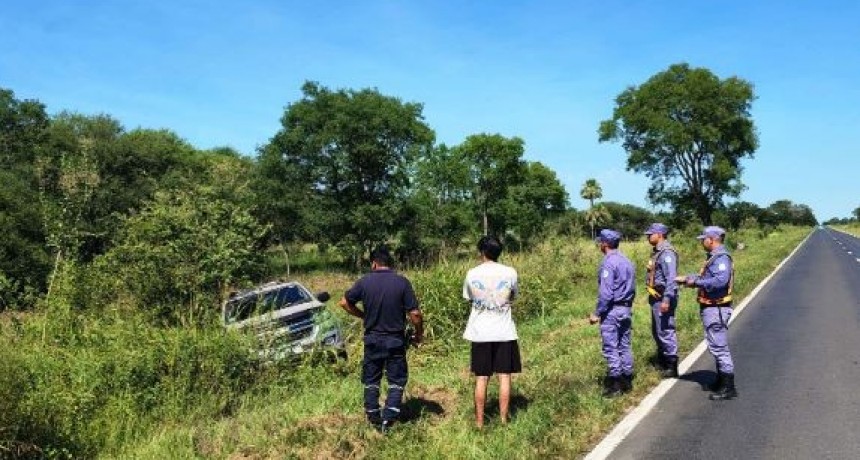 Una camioneta despistó en la Ruta Nacional N° 81