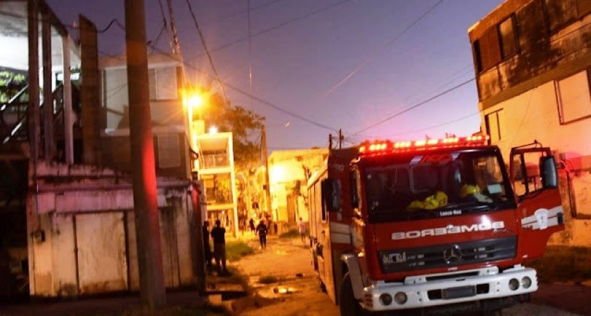 Barrio Guadalupe: Bomberos de la Policía trabajaron en el incendio de un departamento; no hubo lesionados