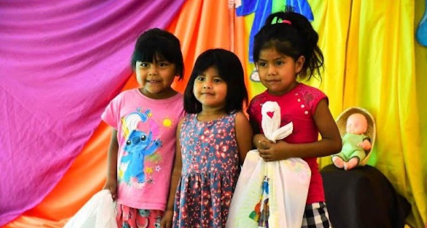 Los juguetes llegaron a todas las escuelas “bajo una única bandera, la del amor y el compromiso asumido por el gobernador Insfrán”