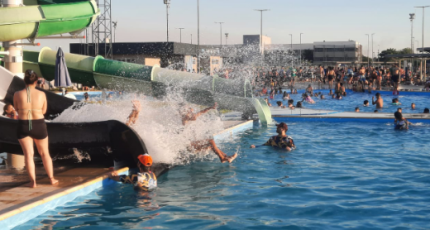Tarde de verano a pleno en el Parque Acuático “17 de Octubre”