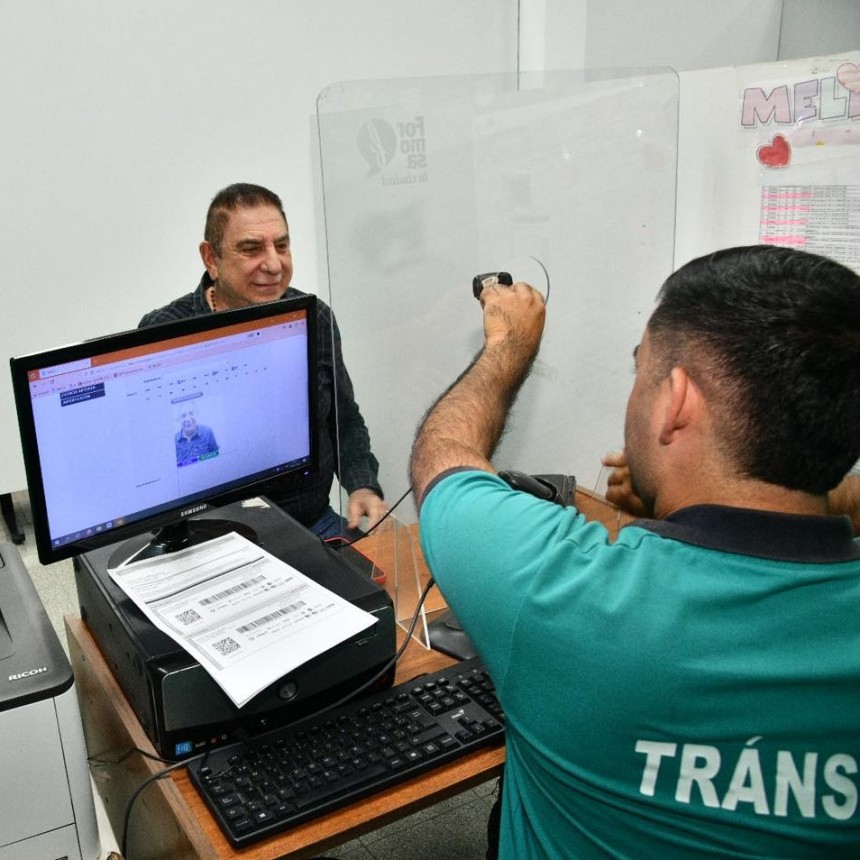 El Intendente Jorge Jofré se acerco a las oficinas de tránsito municipal a renovar su licencia de conducir