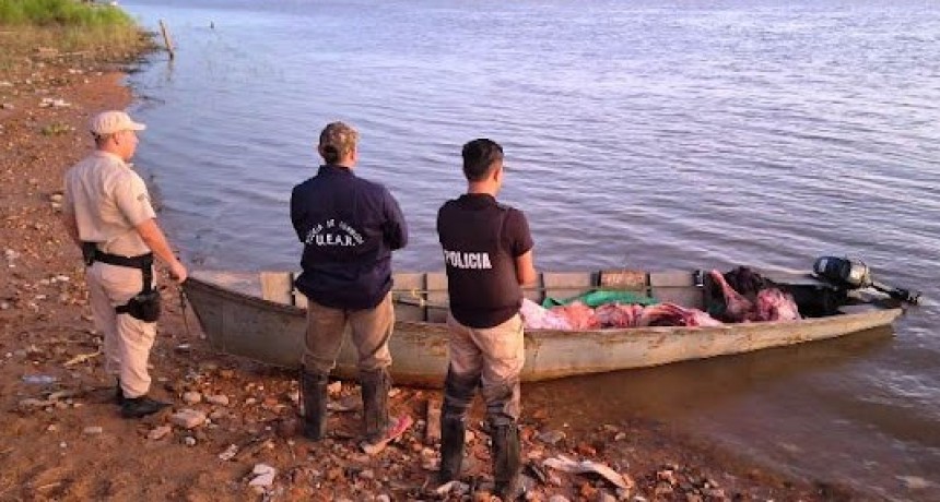 La Policía secuestró una embarcación con 560 kilos de carne vacuna; hay tres detenidos