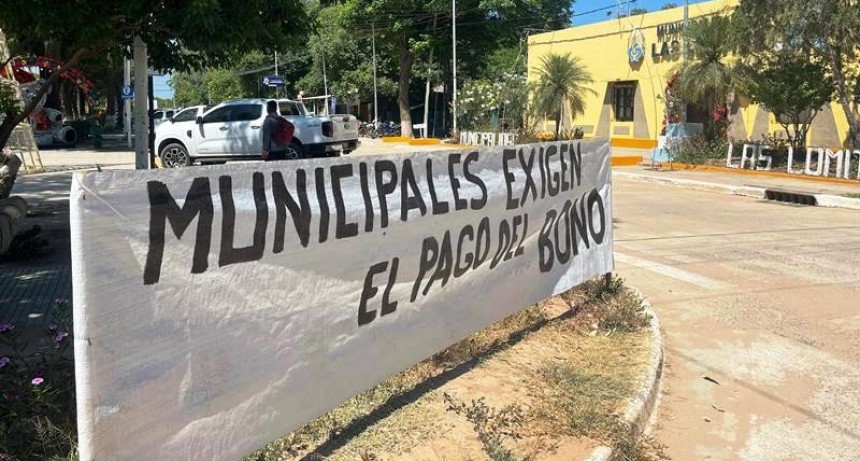 Municipales de Las Lomitas se manifiestan frente al Municipio: “Estamos reclamando algo justo”