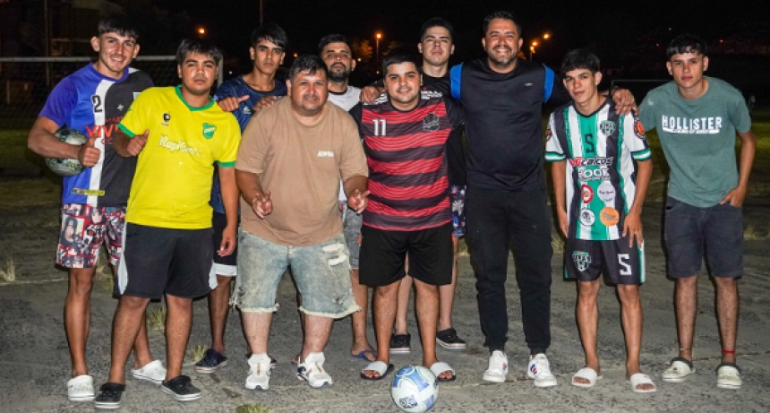 LA COMUNA ENTREGÓ ELEMENTOS DEPORTIVOS AL CLUB VILLA FUTSAL