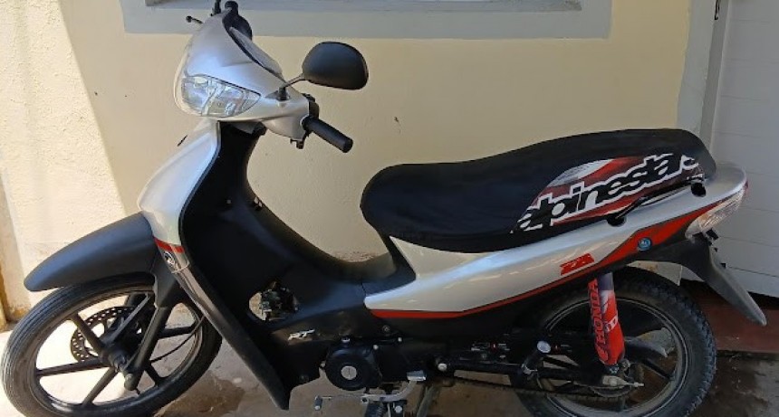La Policía detuvo a cuatro sujetos y recuperó una moto robada