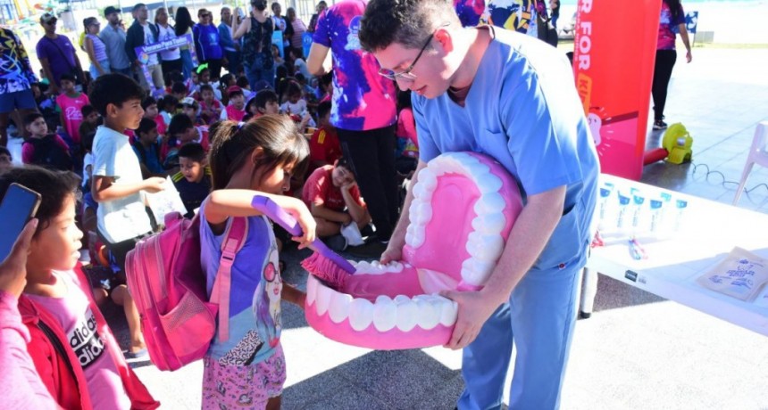 Entrega gratuita de kits odontológicos en las colonias de vacaciones
