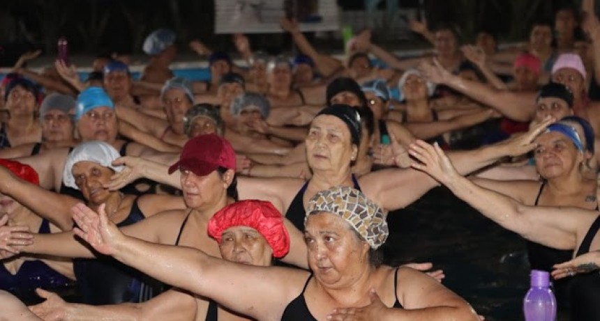 Adultos mayores de residencias participan de las clases de aquagym