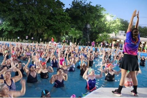 Récord de asistentes en las clases de aquagym en el Paraíso de los Niños