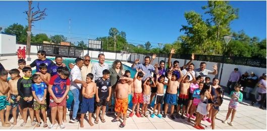 La exitosa apertura de la Colonia de Vacaciones de la pileta municipal de Ingeniero Juárez visibilizó el compromiso de un Estado Presente