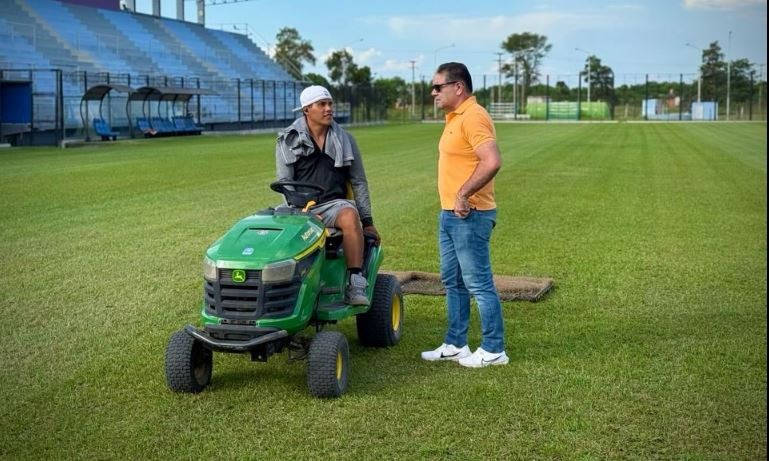  Trabajos de renovación integral del césped en el campo de juego del club Sol de America