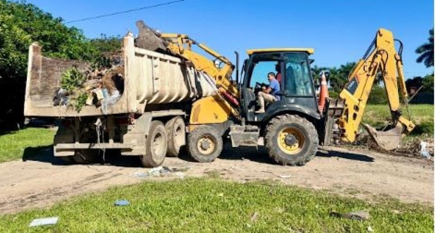 La Municipalidad continúa con operativos de limpieza y recolección en barrios de la ciudad