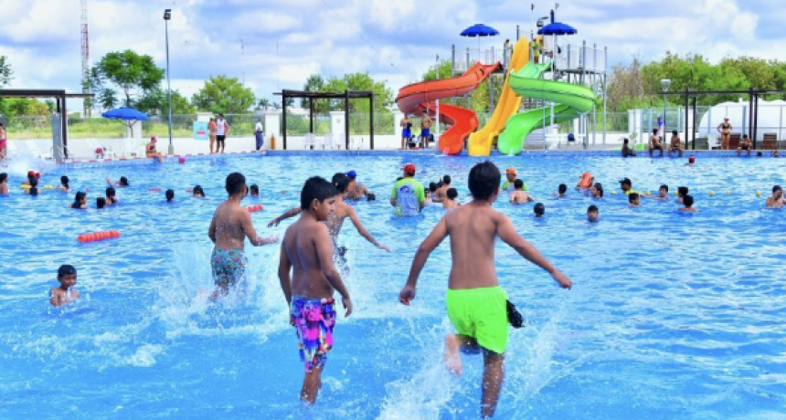 Los niños y niñas del quinto módulo de la colonia de vacaciones ya disfrutan del Parque Acuático