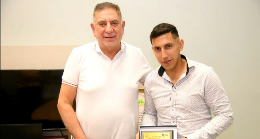 El intendente Jofré entregó una placa de reconocimiento a joven que encontró dinero y lo devolvió