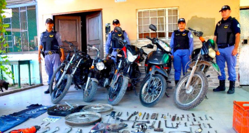 Secuestraron cinco motocicletas, llaves ganzúas y detuvieron a dos sujetos