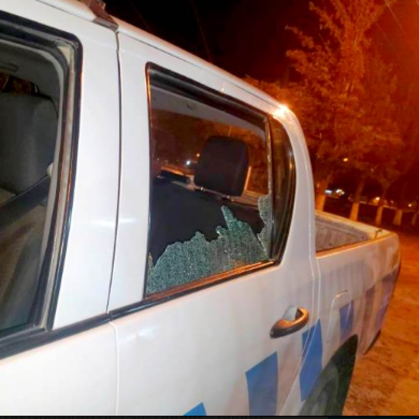 Inadaptados atacaron a efectivos policiales y dañaron un móvil de la Institución