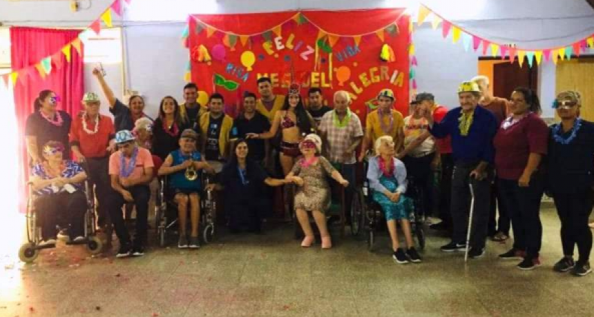 Adultos mayores de residencias celebran el carnaval