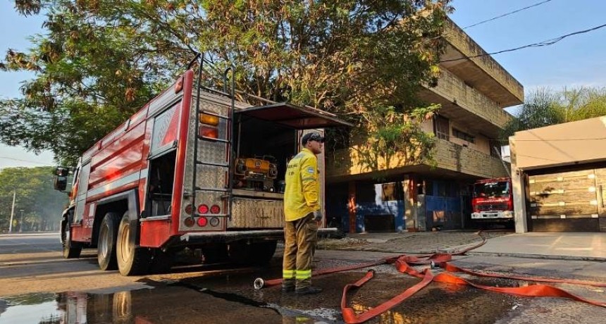 Bomberos extinguieron un incendio en el Correo Argentino