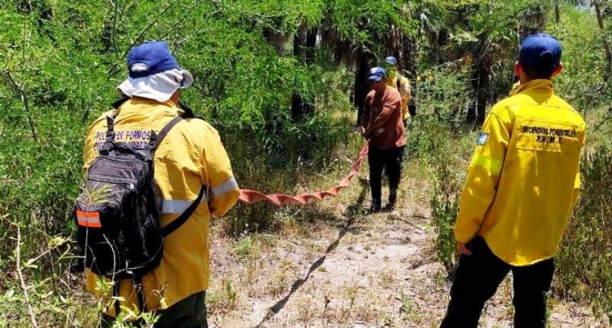 Bomberos de la Policía colaboró en el traslado de 25.000 litros de agua para pobladores de la Isla Apando