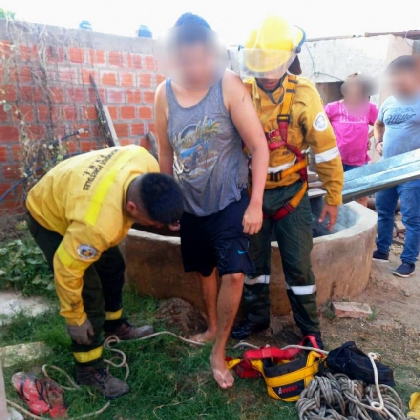 Bomberos rescataron a un hombre que cayó a un aljibe