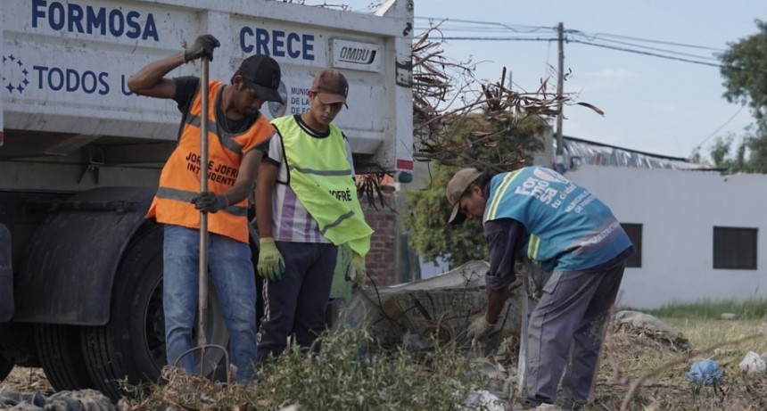 Las cuadrillas municipales continúan realizando tareas de limpieza integral, recuperación de espacios y recolección de residuos no convencionales 