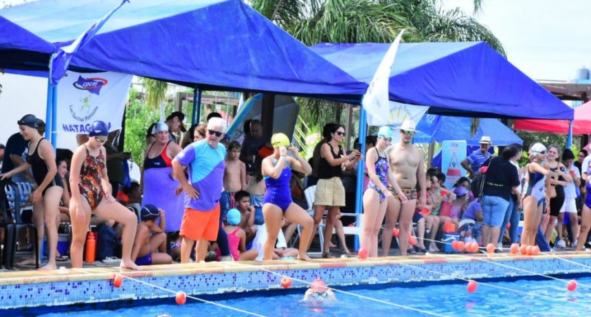 Gran convocatoria en la competencia de natación en el Parque Acuático