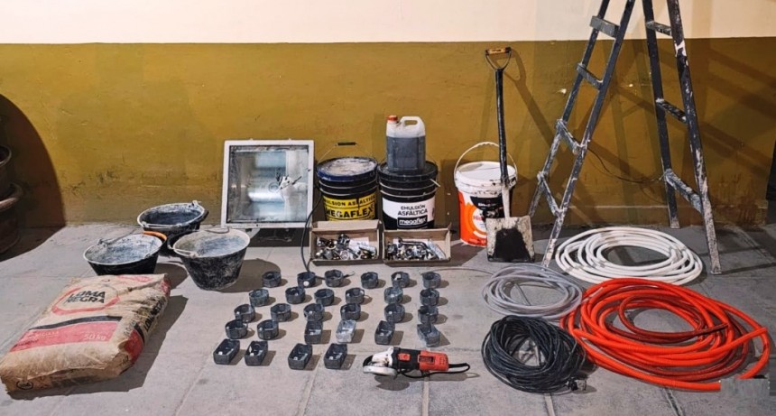 Un ladrón fue detenido mientras transportaba elementos robados de una obra en construcción
