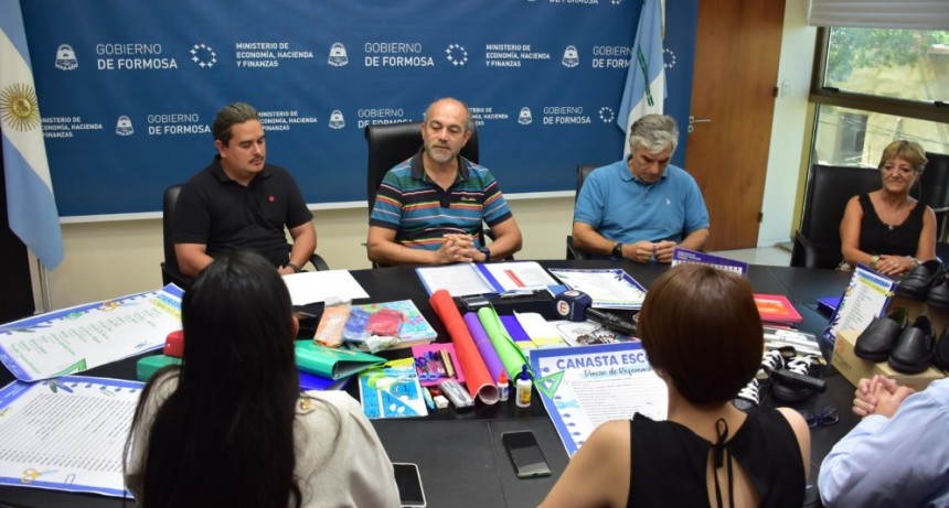 El Gobierno provincial junto a comerciantes del rubro librerías formalizó el acuerdo de la Canasta Escolar “Vuelta a Clases 2024”