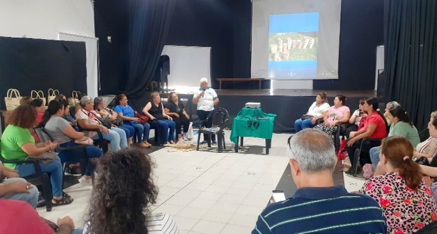 El “Taller de Tejido Artesanal de la Fibra de Palma” sigue con gran respuesta de vecinos suman a la propuesta