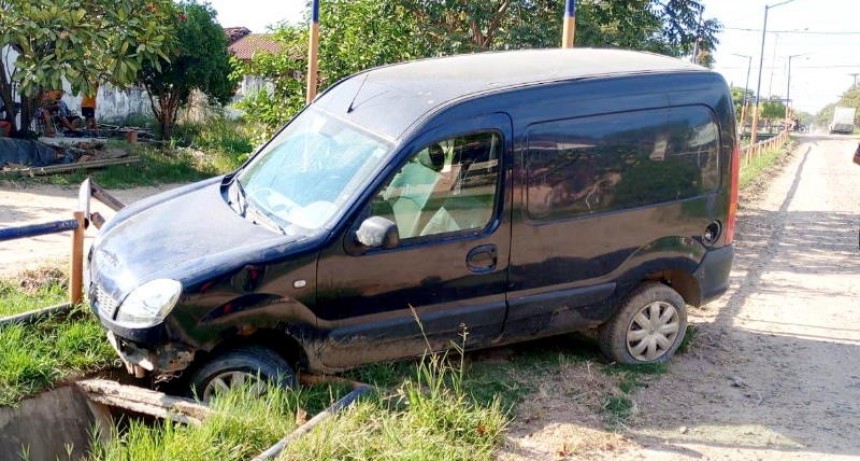 Robó un vehículo utilitario, chocó la baranda de la calle Roque Sáenz Peña y quedó detenido