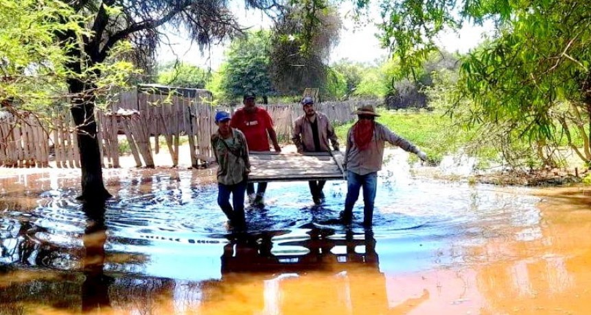 Policías y personal de otras instituciones del Estado reubicaron a una familia por la crecida del Río Pilcomayo