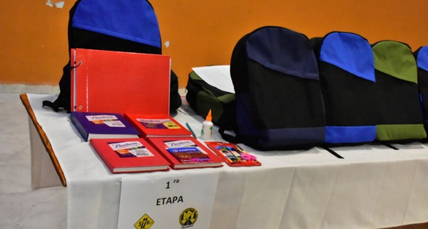 Entregaron más de 280 kits escolares a trabajadores viales