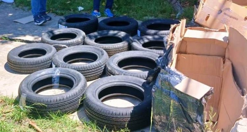 La Policía secuestró cubiertas sin aval aduanero transportadas en un automóvil Volkswagen Gol