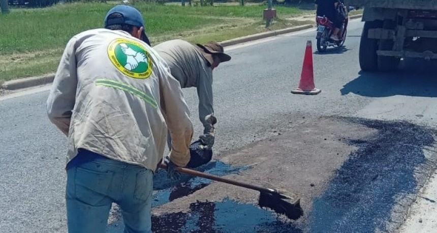 CONTINÚAN RECUPERÁNDOSE CALLES PAVIMENTADAS MEDIANTE UN INTENSO PLAN DE BACHEO