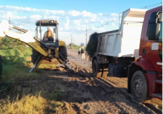 El Municipio ejecuta perfilado y cuneteo en barrios Salvador Gurrieri y 28 de Junio