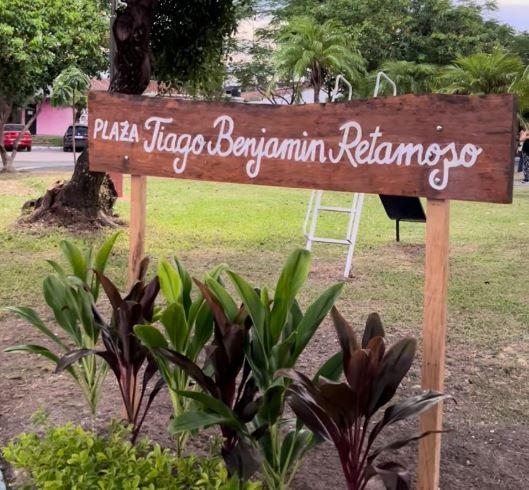 Renovaron la plaza del barrio 2 de Abril que ahora lleva el nombre de Tiago Benjamín Retamozo