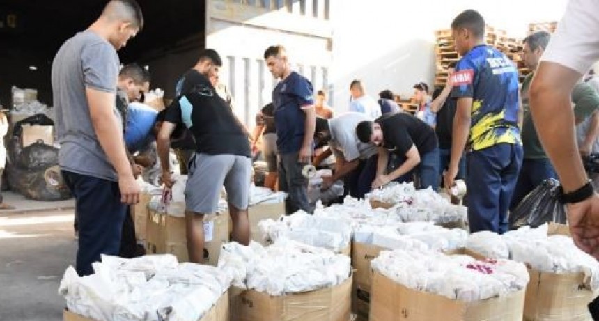 Comenz&oacute; la distribuci&oacute;n de los kits a las escuelas de la ciudad capital